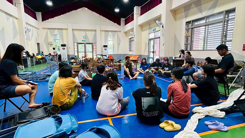 趁小朋友還沒加入的時候，先展開教案排練，光是排練期間帶來的討論，就已經讓參與者產生很多省思與自我檢視（林頌恩攝）。