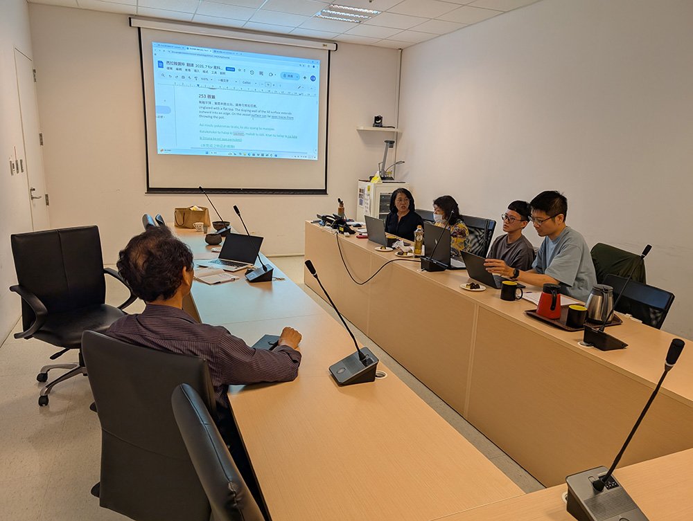 工作坊成員進行討論（陳俊男攝）。