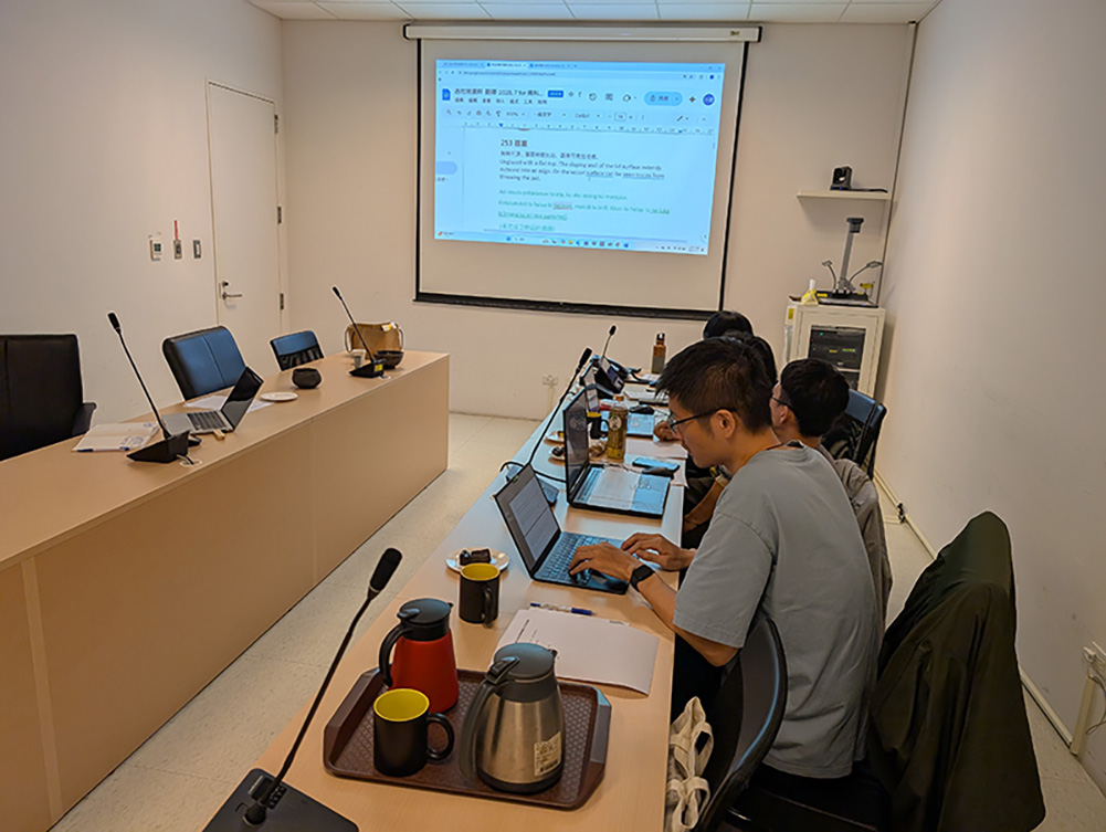 西拉雅族語老師進行記音（陳俊男拍攝）。