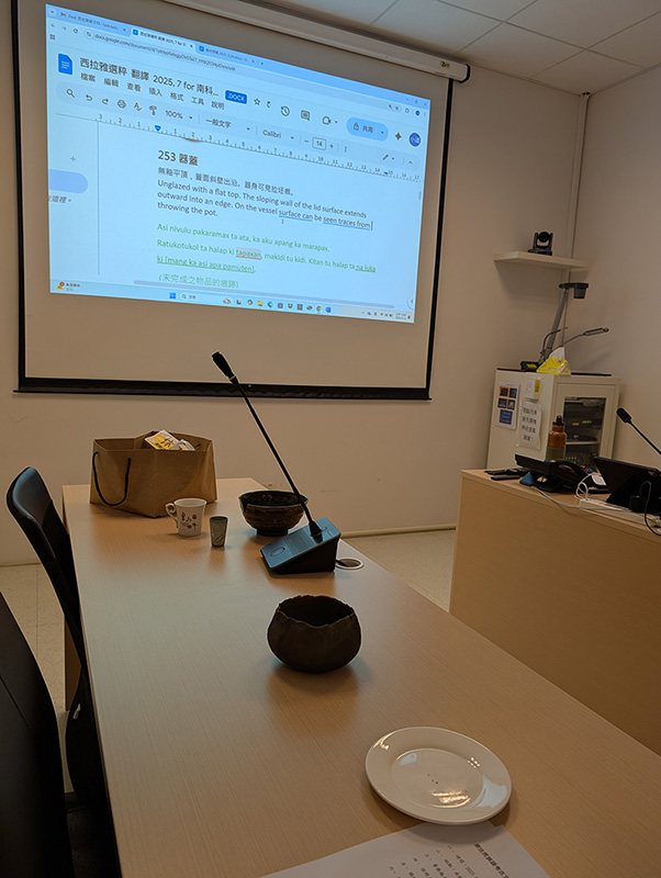 以仿製品進行器物說明（陳俊男拍攝）。