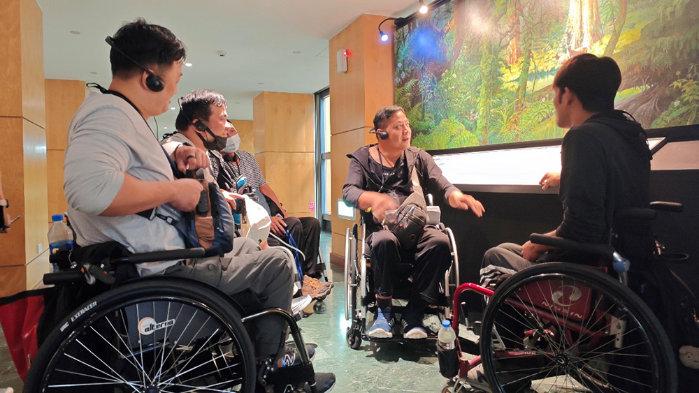 「共融解說員培訓計畫」過程中，身障解說員於霧林單元前討論。