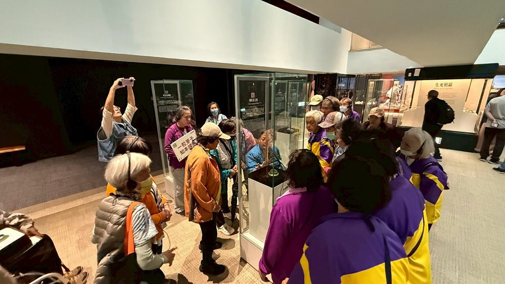 身障解說員導覽史前堅韌的技藝投射在現今的生命韌性，讓導覽氛圍更是充滿感情。