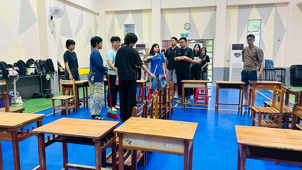 正式營隊開始之前，透過教案排練去拿捏、感受要如何在小朋友面前演繹，過程中也認識每個人看待衝突的想法（林頌恩攝）。