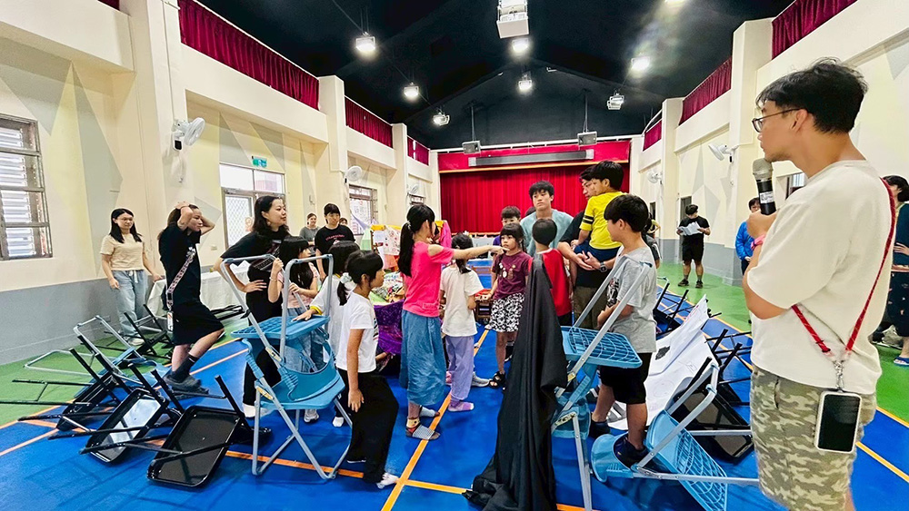 在想像空間打造出七腳川舊社，透過互動與身邊的夥伴一起進入當時人們的心境與決定（林頌恩攝）。