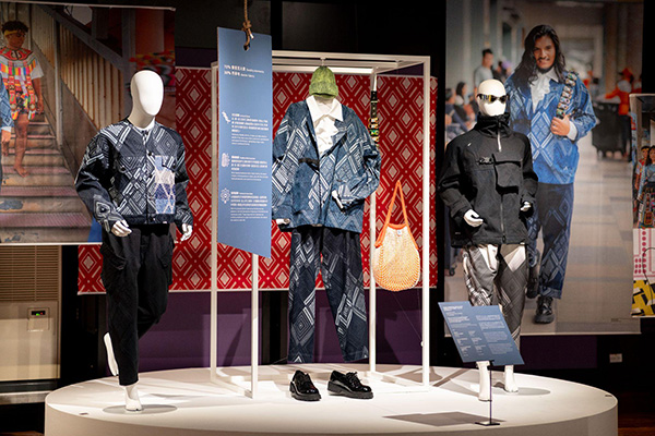 感謝DYCTEAM與賽德克族藝師Seta Bakan張鳳英，將三套跨界合作設計作品捐贈給史前館（Cegaw Tjudjaliman林家卿攝）。