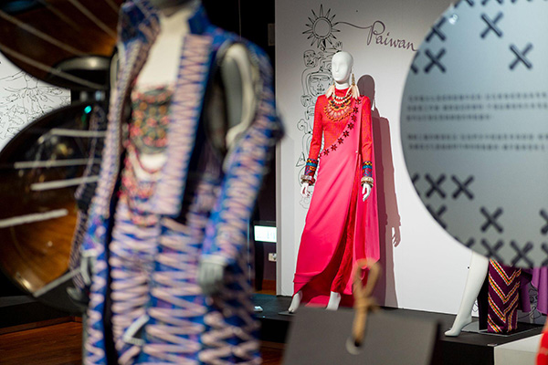史前館透過文化部媒合，完成了臺北時裝週SS23「原住民族人間國寶跨界時尚：織寫在布上的文明」的部分作品典藏（Cegaw Tjudjaliman林家卿攝）。