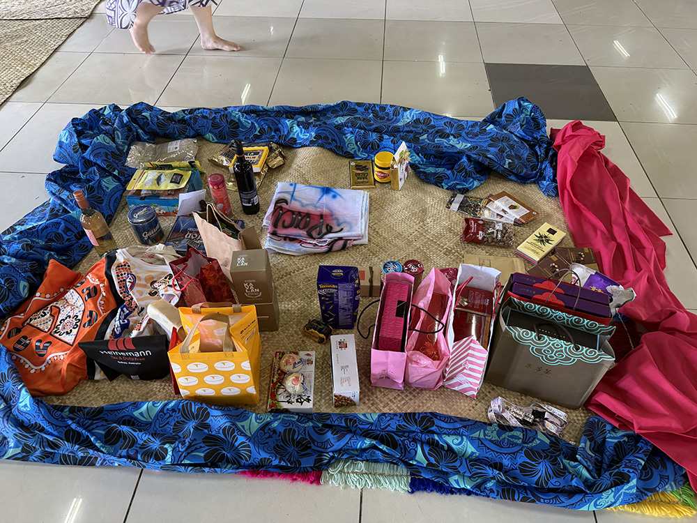 開幕式後，大家獻上交換的禮物。