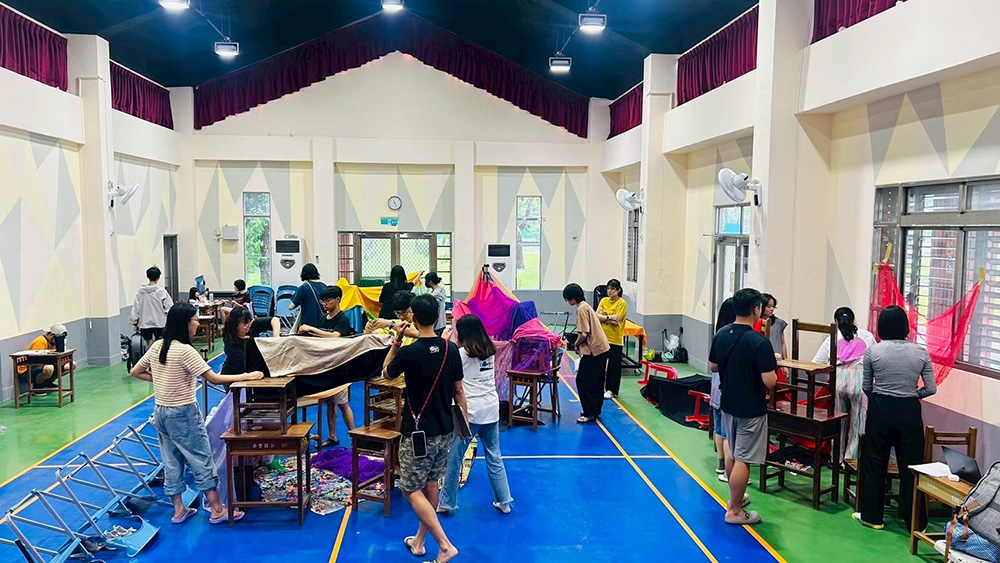 隨著在風雨教室以手邊材料搭建舊部落，模擬生活空間，我們也進入模擬過去族人與他人互動的過去（林頌恩提供）。