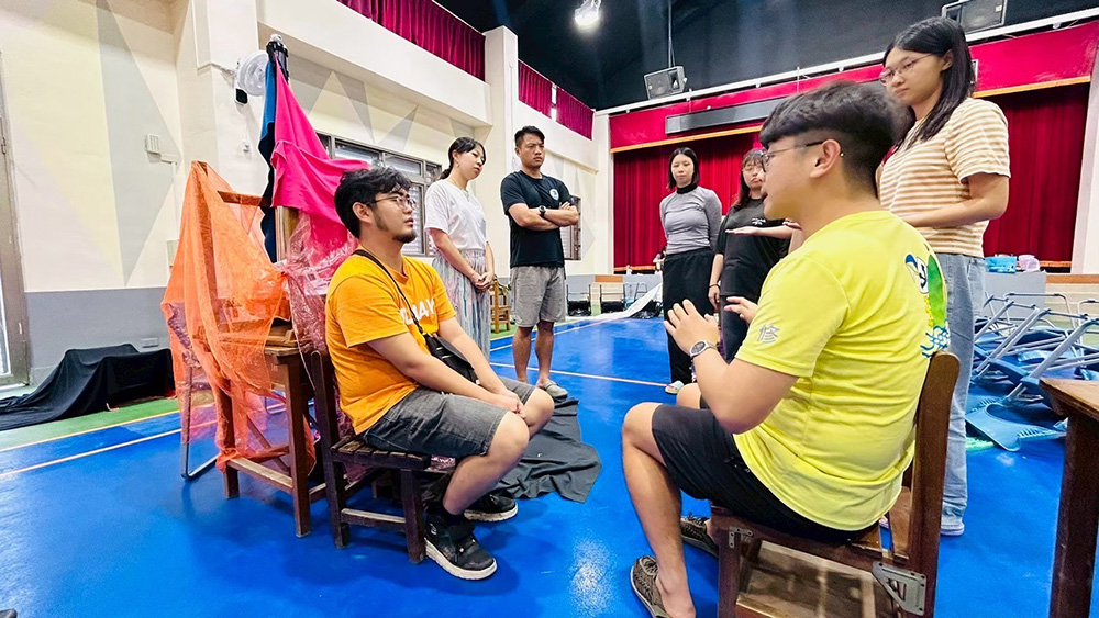 看到七腳川的夥伴竭盡全力尋找真正的歷史，提醒身為漢人的我們要站在這裡了解這段過往（林頌恩提供）。