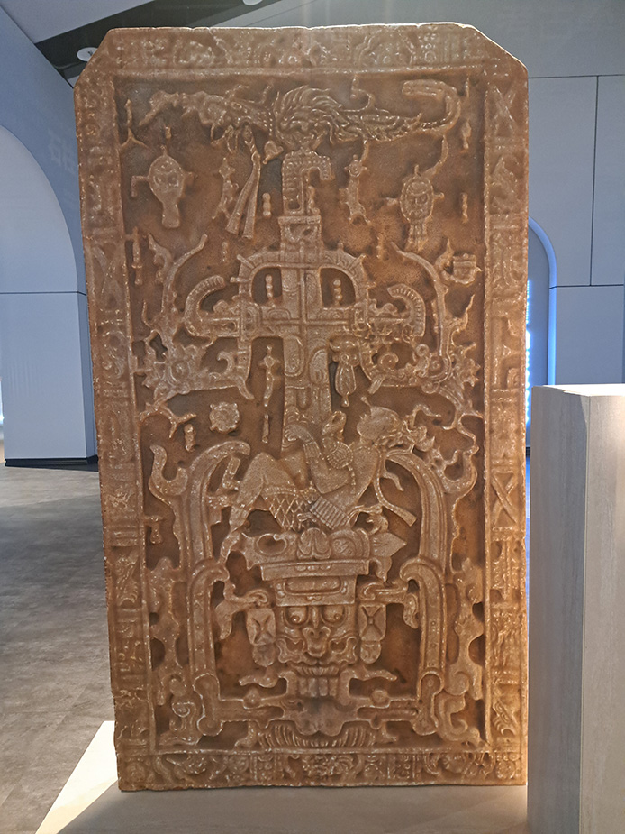 史前館當代考古廳的帕連克君王帕卡爾石棺蓋（仿製）。