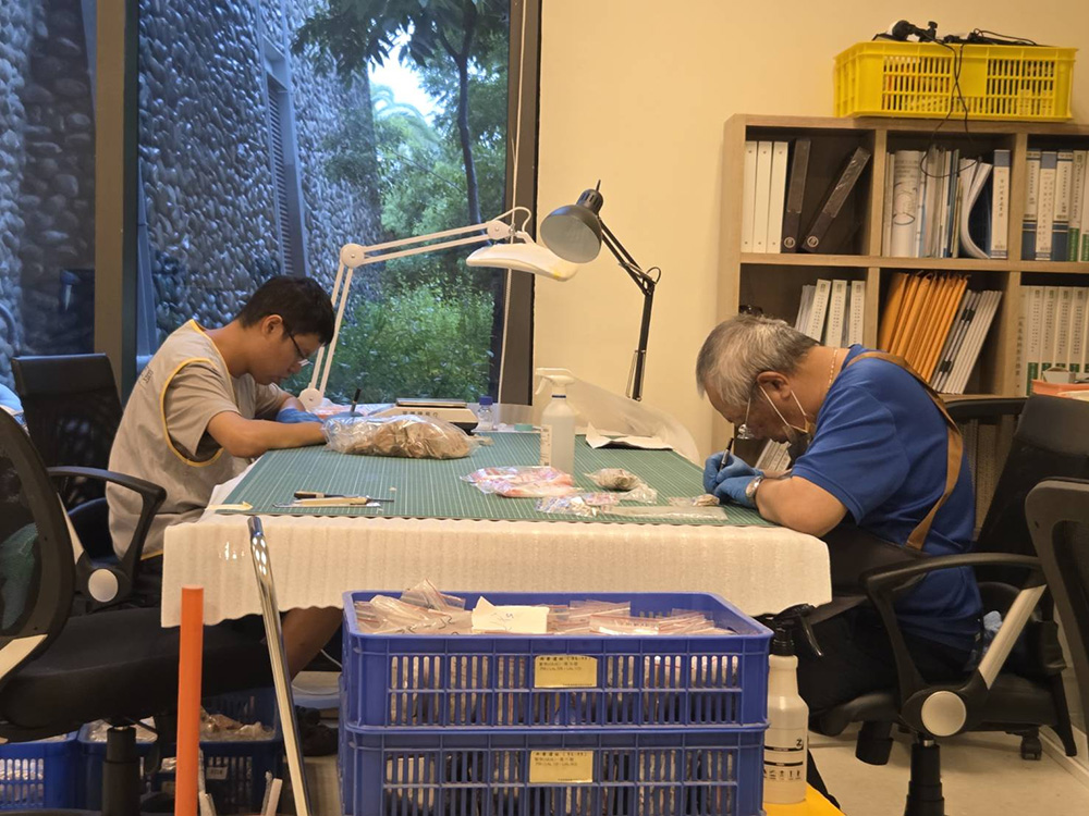 協助換袋的威廷與東熹大哥。