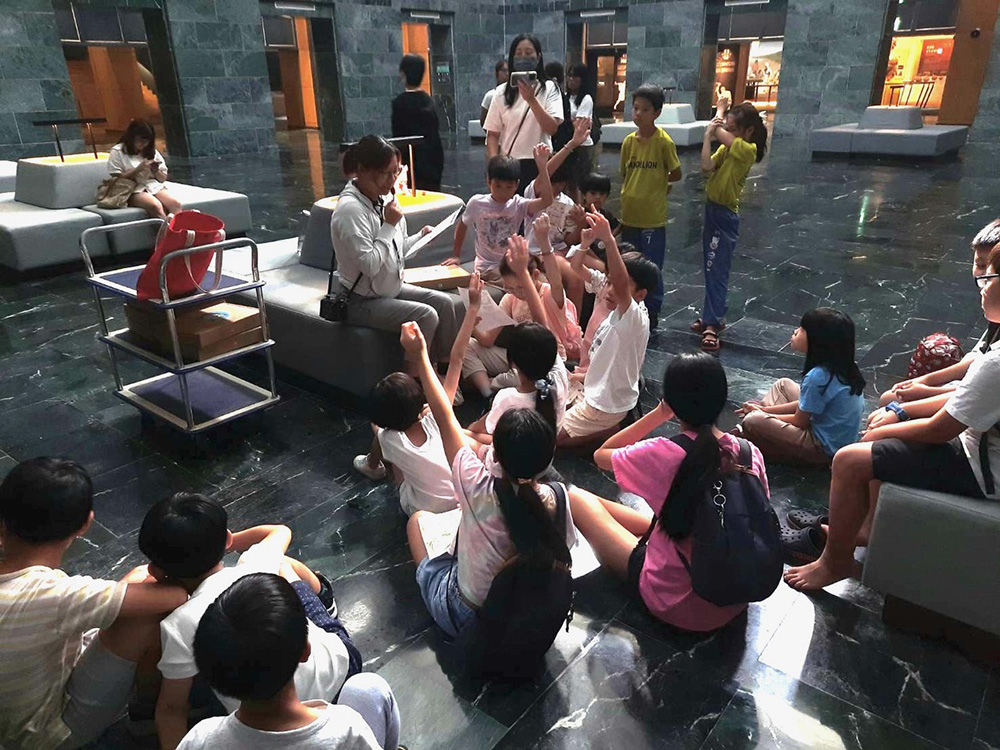 教育活動協助擔任關主。