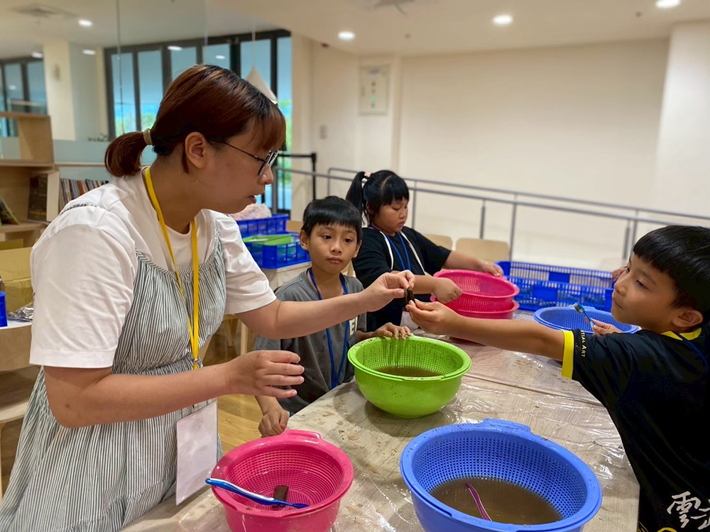 協助考古營隊。