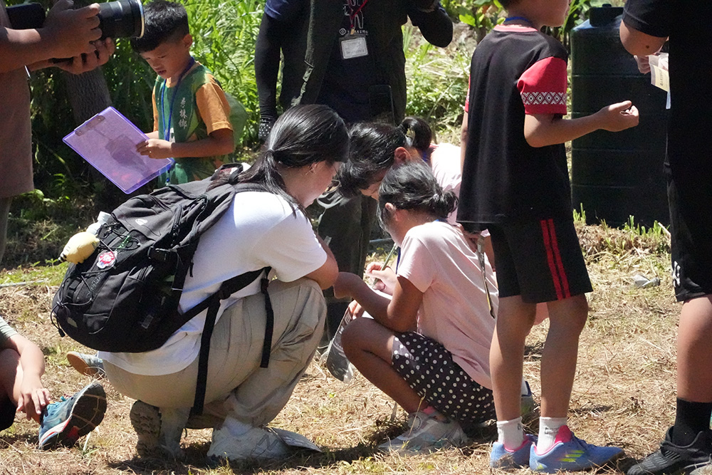 在 Ciyakang 支亞干遺址和孩子一起完成地表調查紀錄。