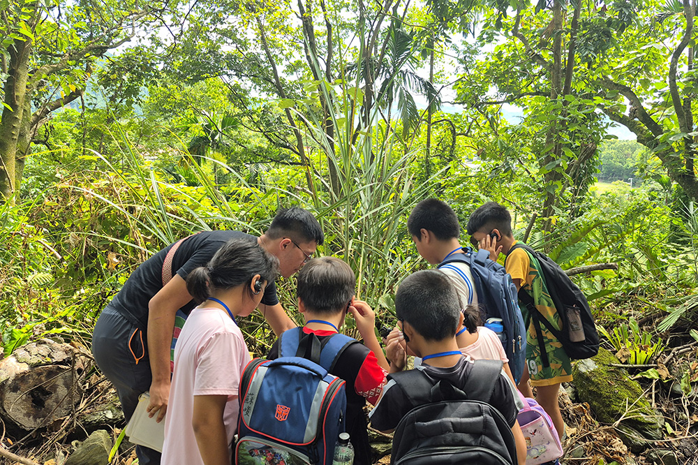天氣炎熱，大家還是很認真聽導覽，也有不少辨識植物的專家。