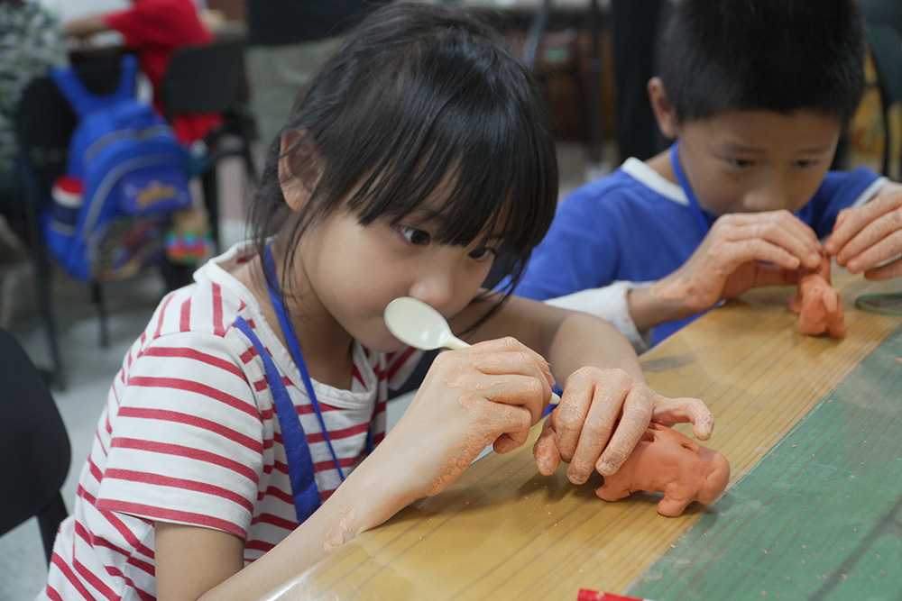 學員利用湯匙為陶偶點綴。