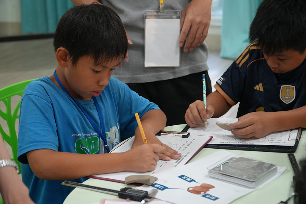 大家在文物整飭闖關遊戲時都格外認真。