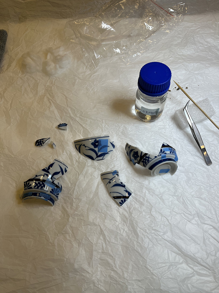 瓷器修復紀念照，原型與修復品之間終究會缺少些什麼，但也替文物增添了不一樣的生命。