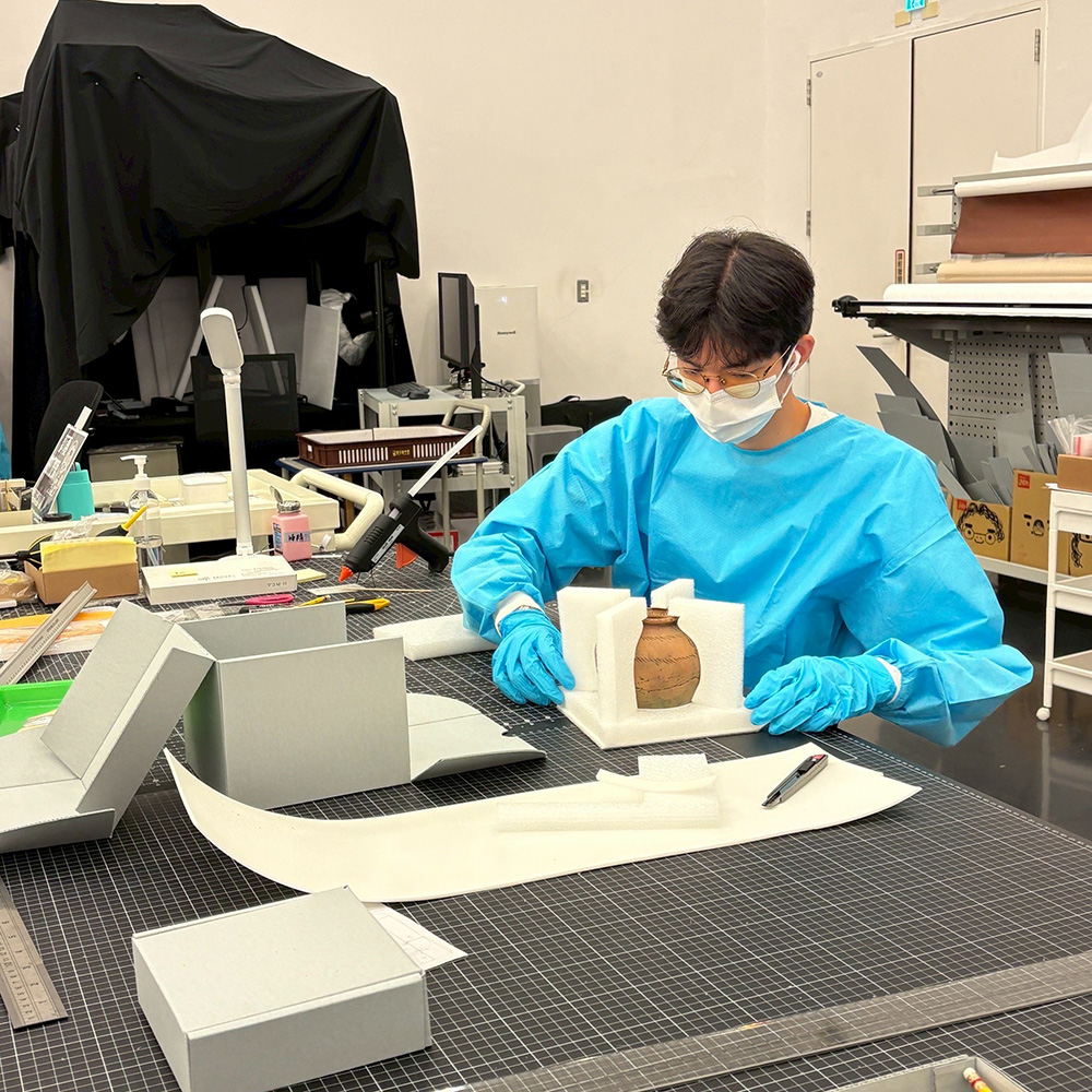 我正在替文物仿製品做專屬的保存盒，是相當費工的任務。