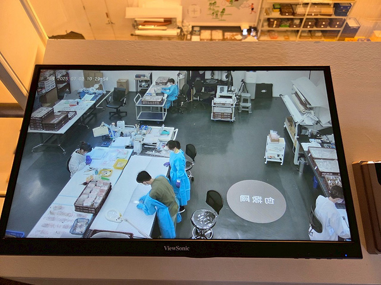 觀眾視角看到的秘室工作日常。