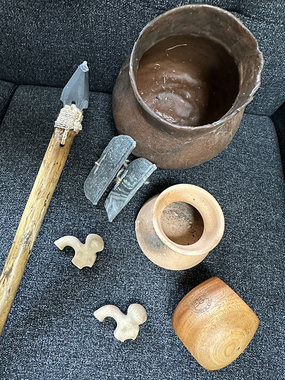 到了新石器時代，友善輔具準備了磨製石刀、陶容器、陶偶造型陶把等，讓孩子動手比對及體驗。