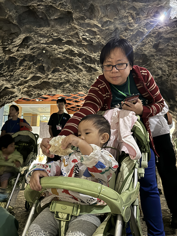 將事先準備好的觸摸輔具發給孩子，輪流感受形式與質地（東基行動早療團隊提供）。