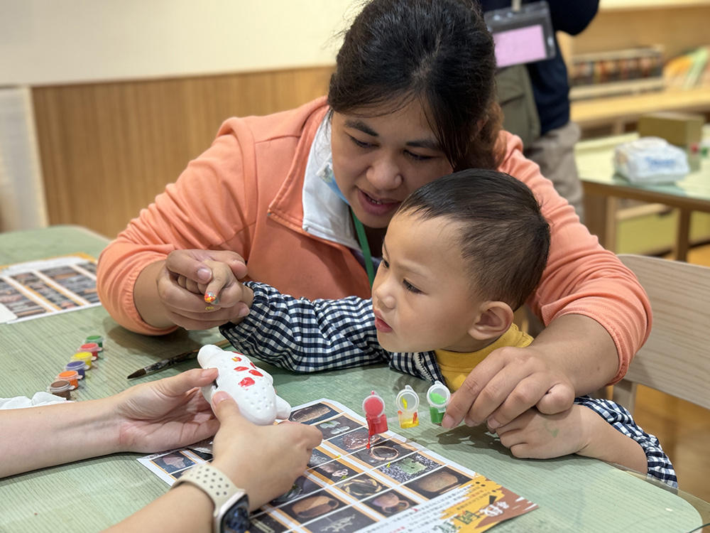 親子動物彩繪創作時，孩子也展現出難得的專注神情（東基行動早療團隊提供）。