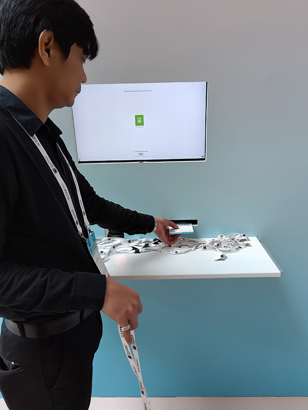 QR Code掃描後現場印製個人識別證。
