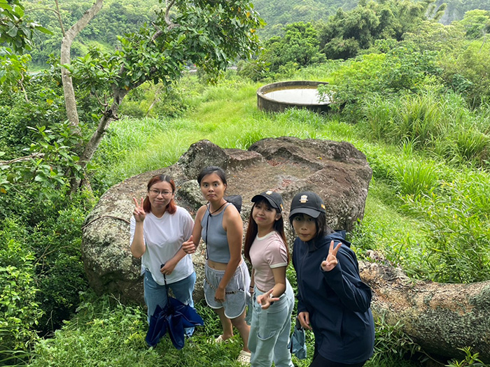 一起到遺址實地調查，經過好多草叢才到達。