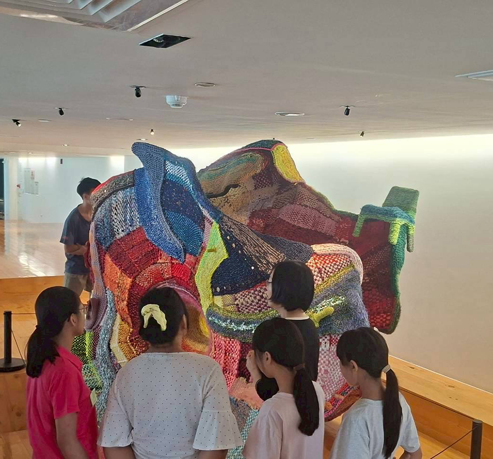 史前館公共藝術作品《時間織軸》，我們一起來看、聽編織作品的生命故事（蔡時裕拍攝）。