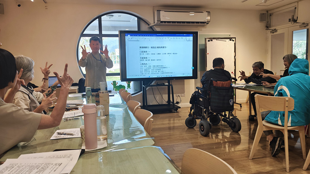 手語演譯教學，將手語轉化為舞台上的藝術語言。