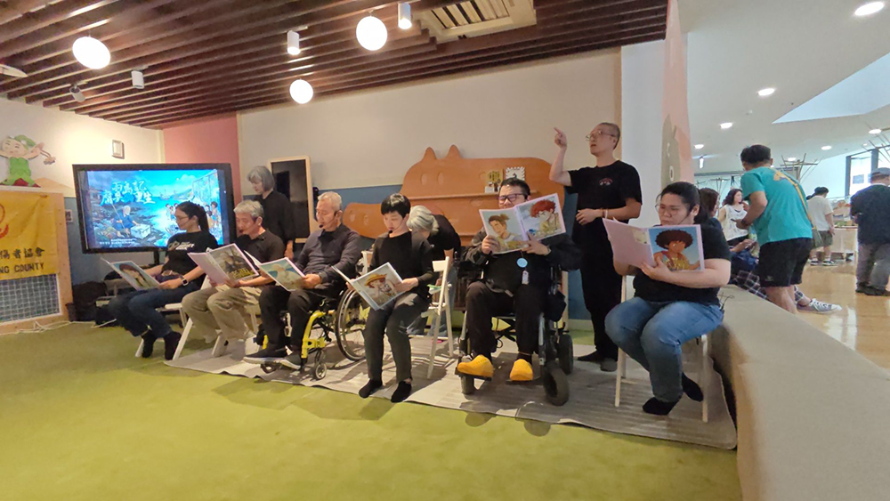 市集活動的廣播劇展演現況，讓聲音與手語跨越界限，在市集中迴盪。