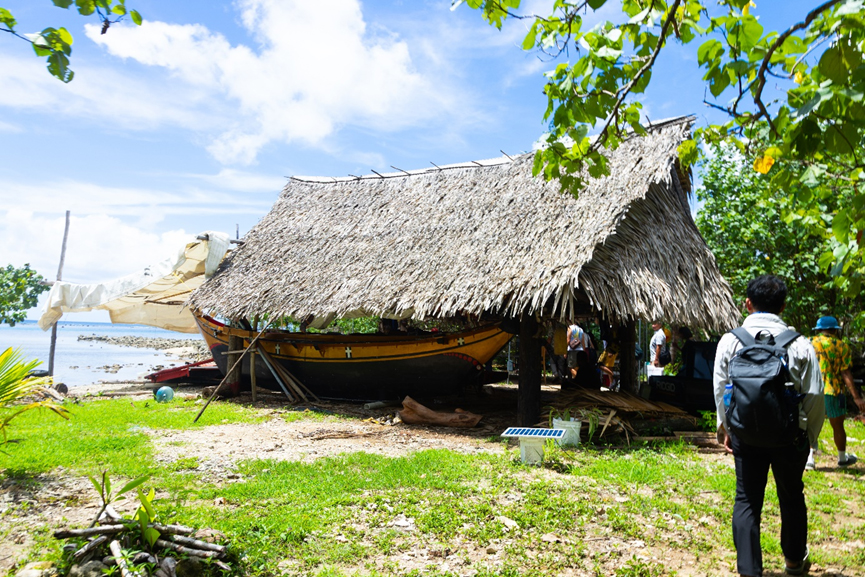 在關島大學密克羅尼西亞區域研究中心（Micronesian Area Research Center）的船屋裡，目前由來自加羅林群島Lamotrek島的航海家負責推動與傳授「島嶼智慧計畫」。 