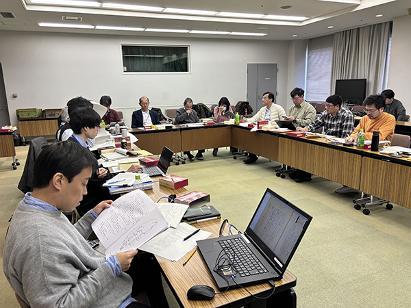 日方定期辦理手稿解讀會議，圖為2024年12月史前館策展小組現場共同參與日方團隊解讀一景（史前館提供）。 
