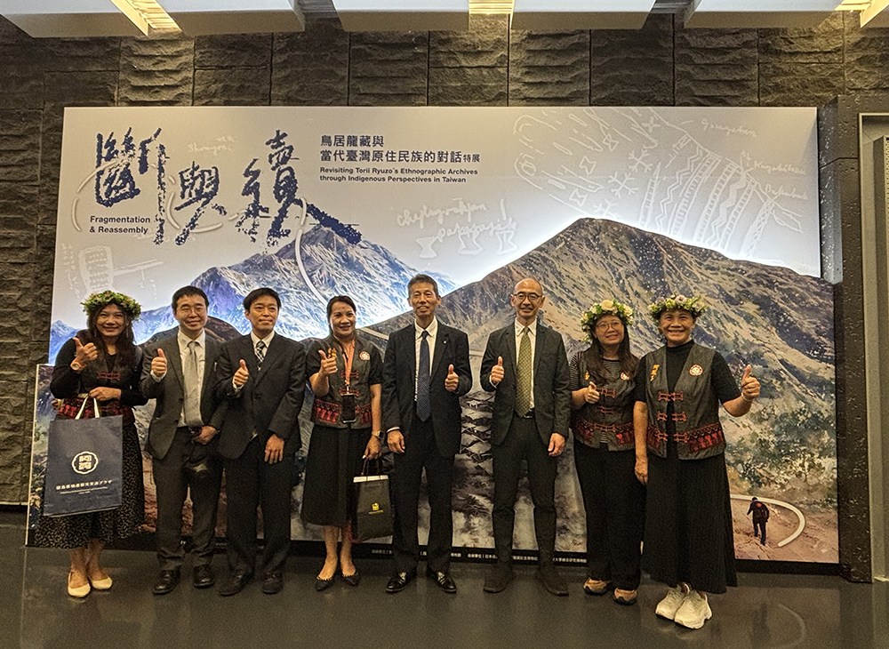 日方博物館人員特別準備禮物給源初社群族人表達對於解讀合作之感謝，圖為與獅子鄉公所族人之合影（林慧仙提供）。 