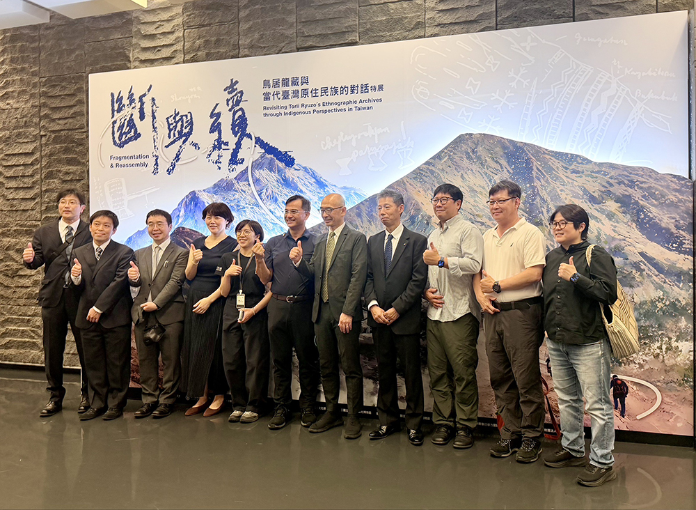 本次臺日博物館策展小組於特展廳入口前合影（林慧仙提供）。 