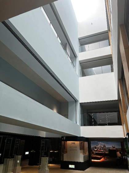 展示廳空間建築師為引入外光，開設外天窗