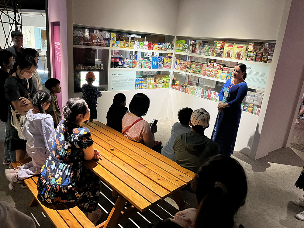 2025年「落地生根－新住民的餐桌」文化體驗與南島廳東南亞主題導覽。在南島廳的東南亞雜貨店展區，外配協會總幹事阮玉水分享她自越南來臺東定居的生命歷程與公共參與點滴。