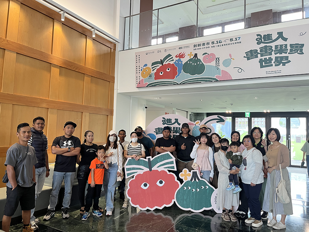 史前館大廳合影。