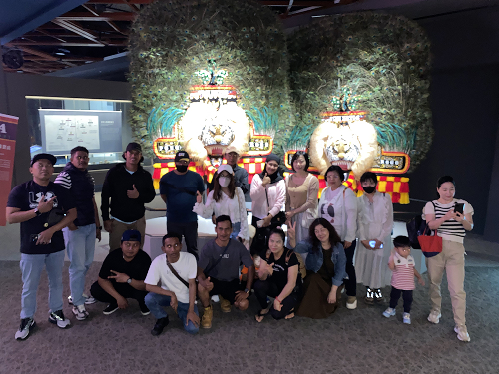 南島廳Singo Barong面具前合影（Hanik istiowati提供）。