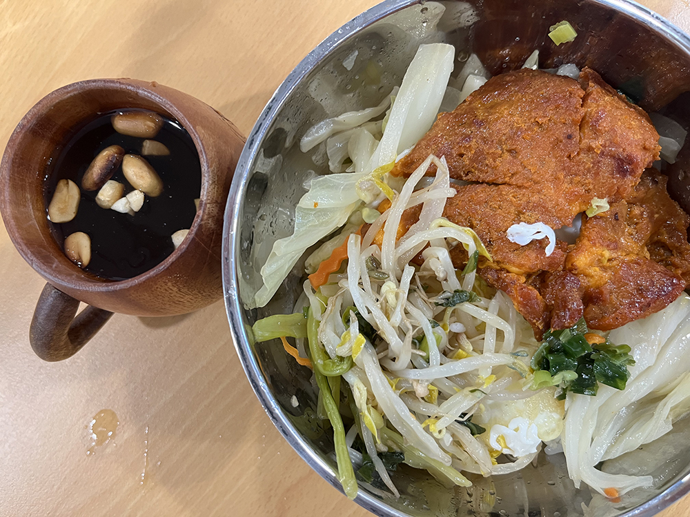 越南香茅排骨飯、羅望子鳳梨汁加上花生，別具風味（呂憶君提供）。