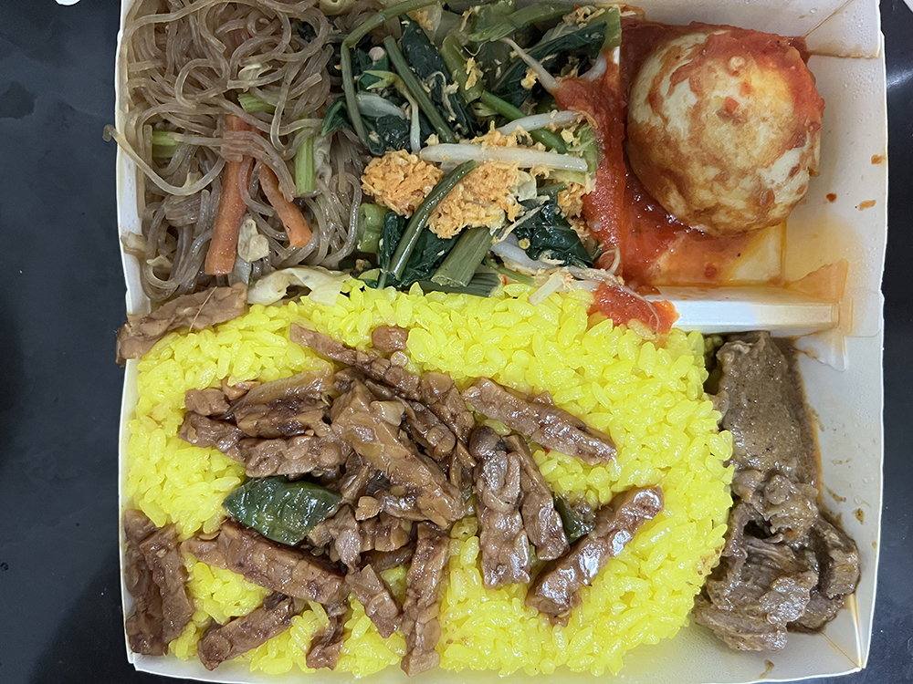 印尼巴東牛肉便當，十份夠味，讓人驚艷（呂憶君提供）。