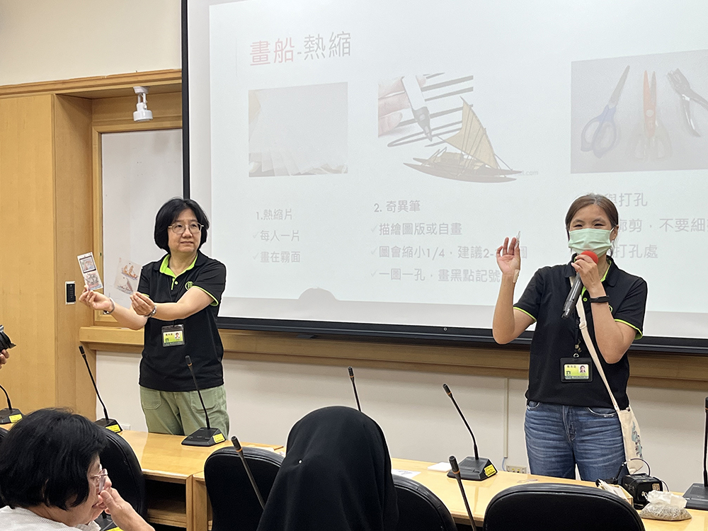 由館員呂亞竹(左)、楊素琪(右)帶領結合南島廳的南島語族遷徙與船的手作體驗活動(呂憶君提供)。
