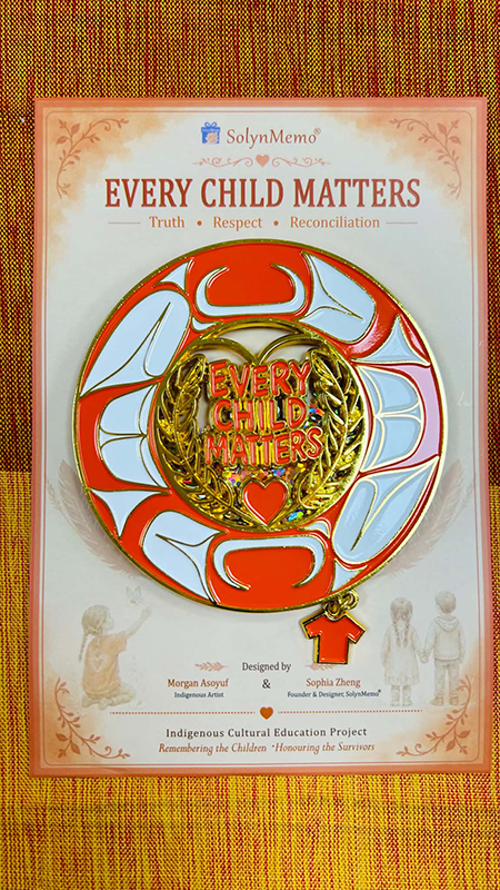 以橘色及橘衫結合第一民族圖紋為磁鐵設計的意象，呼籲Every Child Matters的運動。