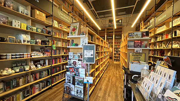 Massy Books收書豐富,店內有整排書架陳列原住民主題出版品。