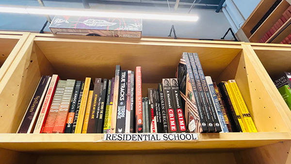 Massy Books書店內一整排都是有關寄宿學校主題的出版品。