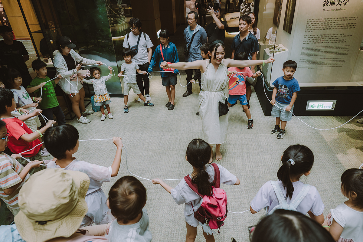 小巫師的繩結代表祈福的天數，觀眾每解開一個結等於祈福一天。