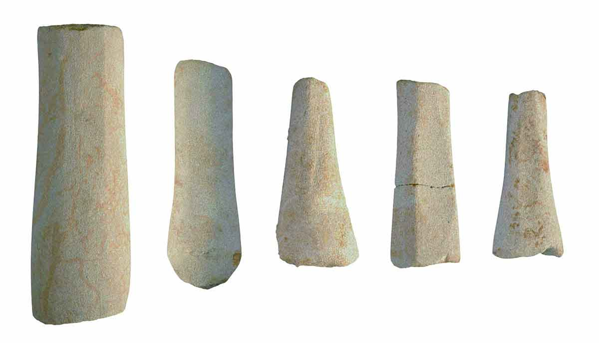 右先方遺址出土之砂岩稜柱狀砥石（圖片來源：《南科古文明》（p169），國立臺灣史前文化博物館提供）。