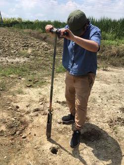 使用採土器進行人工鑽探取樣作業示意圖